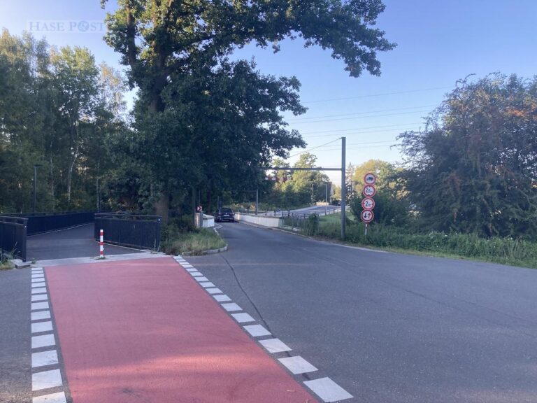 Blick aus Pye kommend: Autos fahren rechts über die Römerbrücke, Radfahrer können links über die Nebenbrücke fahren. / Foto: Schulte