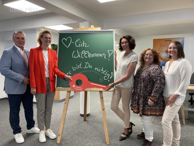 Symbolische Schlüsselübergabe von (von links) Christian Labude und Birgit Liedmeier an das Schulkompass-Team mit Sabine Soetebeer, Nicole Meyer und Gaby Hahn. / Foto: Schulte