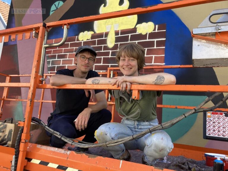 Benjamin Stemmer und Annika Arndt arbeiten seit Montag quasi ununterbrochen an der Hausfassade. / Foto: Schulte