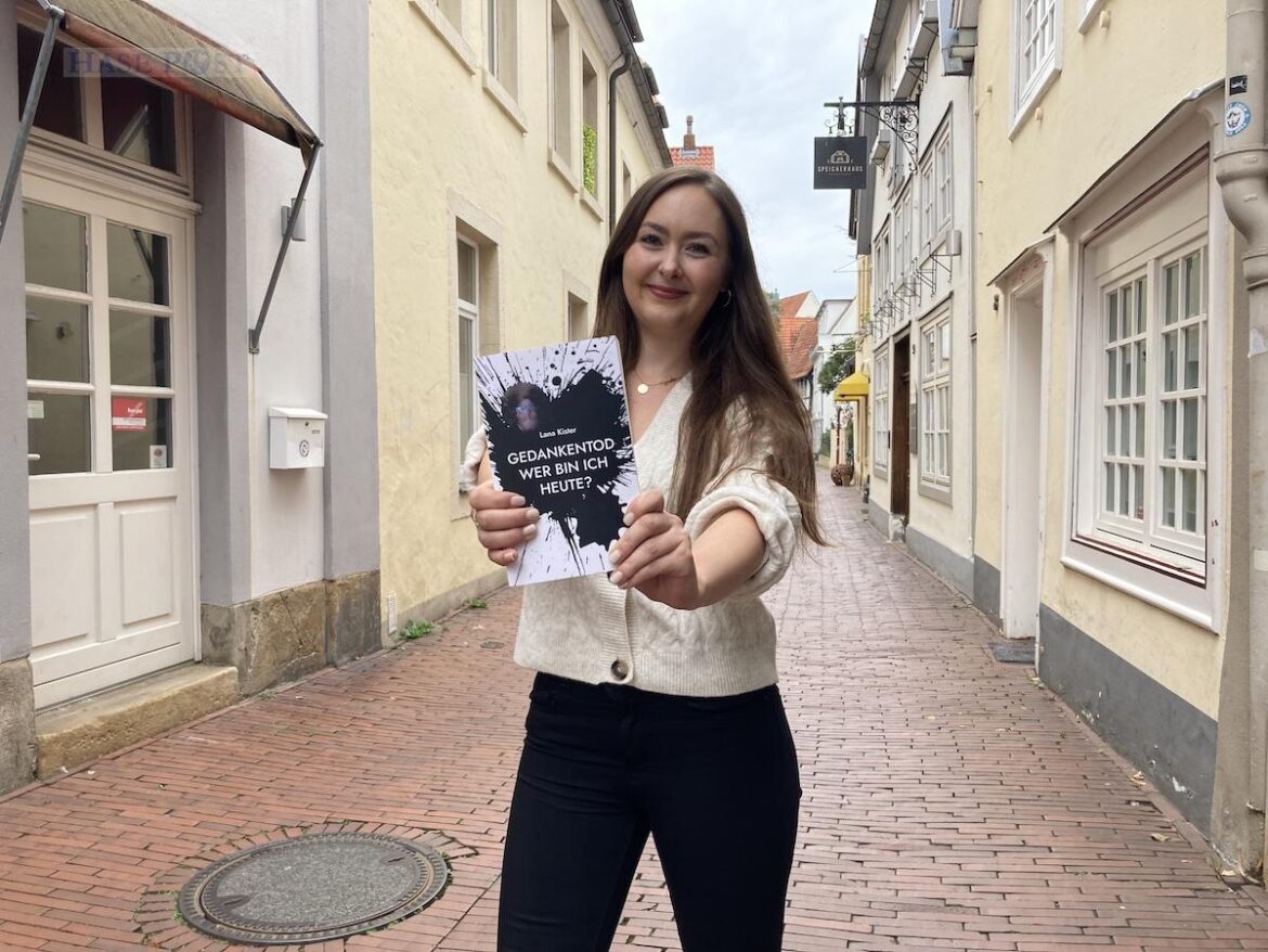 Lana Kister ist stolz, ihren ersten eigenen Krimi in den Händen halten zu können. / Foto: Schulte
