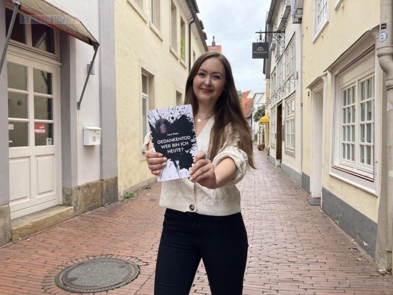 Lana Kister ist stolz, ihren ersten eigenen Krimi in den Händen halten zu können. / Foto: Schulte
