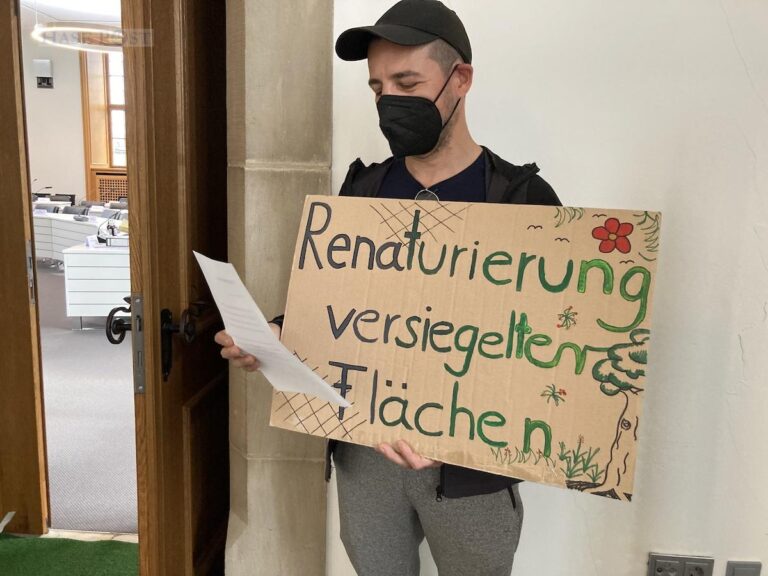 Vor dem Sitzungssaal sangen Aktivisten ein Schutzlied für die Grünen Finger. / Foto: Schulte