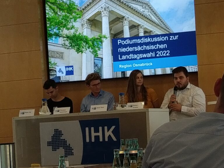 Nemir Ali (Landtagskandidat FDP), Christian Koltermann (Landtagskandidat CDU), Anne Kura (Landtagskandidatiin der Grünen) und Besian Krasniq (SPD) diskutieren über Fachkräftesicherung und Bildung bei der IHK. / Foto: Tischer