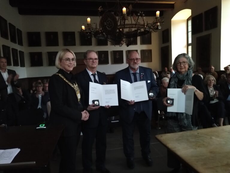 Oberbürgermeisterin Katharina Pötter überreicht Uwe Schürk, Friedrich Pfohl und Renate Wall für ihr Engagement im Sinne der Stadt Osnabrück die Bürgermedaille. / Foto: Tischer