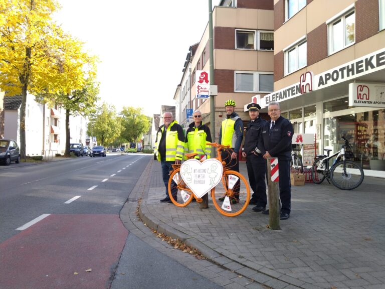 Werner Siefker (Geschäftsführer Verkehrswacht Osnabrück), Dieter Reher (Verkehrswacht Osnabrück), Thorsten Spieker (Fachdienst Straßenverkehr Osnabrück), Volker Scholz (Polizei Einsatzkoordinator) und Torsten Block (Polizei) stellen das orangefarbene Fahrrad für die landesweite Radverkehrskampagne auf. / Foto: Tischer