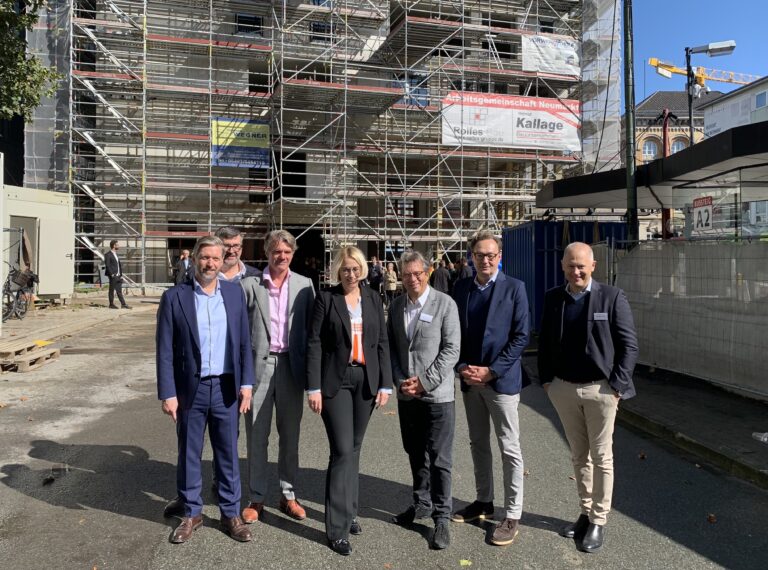 Bauherr Dr. Theodor Bergmann (2. v. r.) u. a. mit Oberbürgermeisterin Katharina Pötter (m.), Stadtbaurat Frank Otte (3. v. r.). vor dem Zauberwürfel am Neumarkt. / Foto: Guss