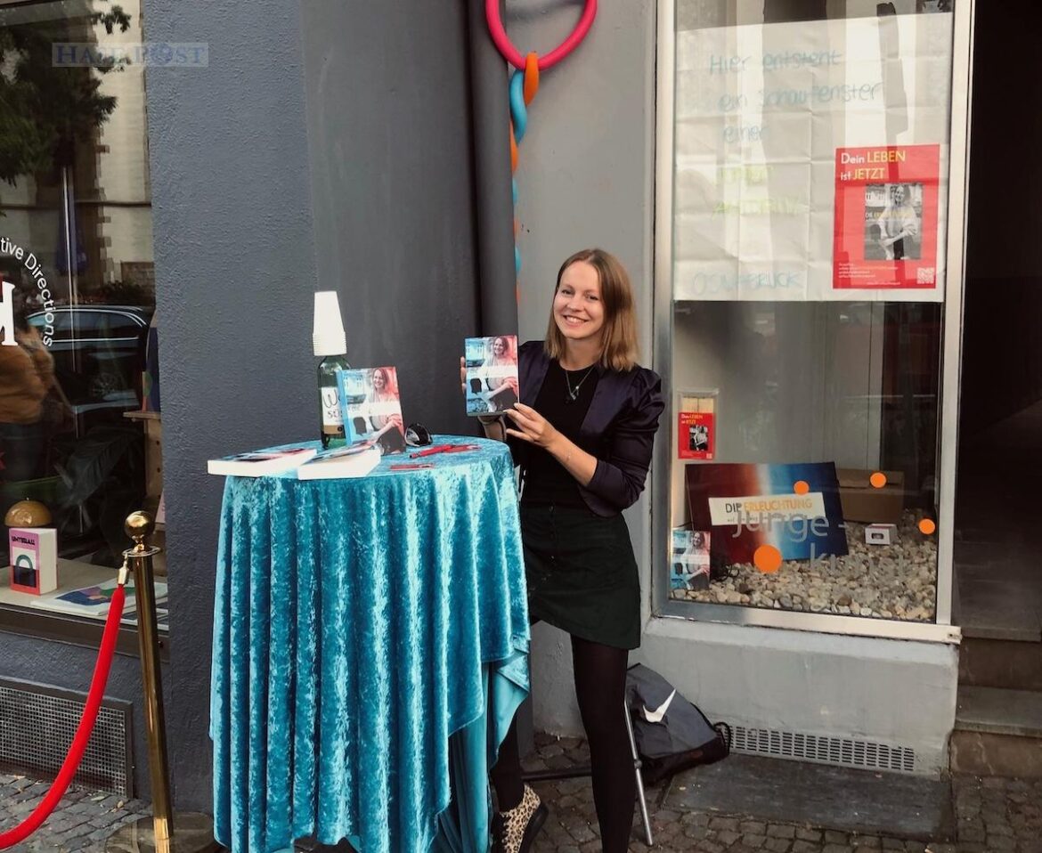 Katharina Haarjohann vor ihrem Schaufenster in der Bierstraße. / Foto: privat