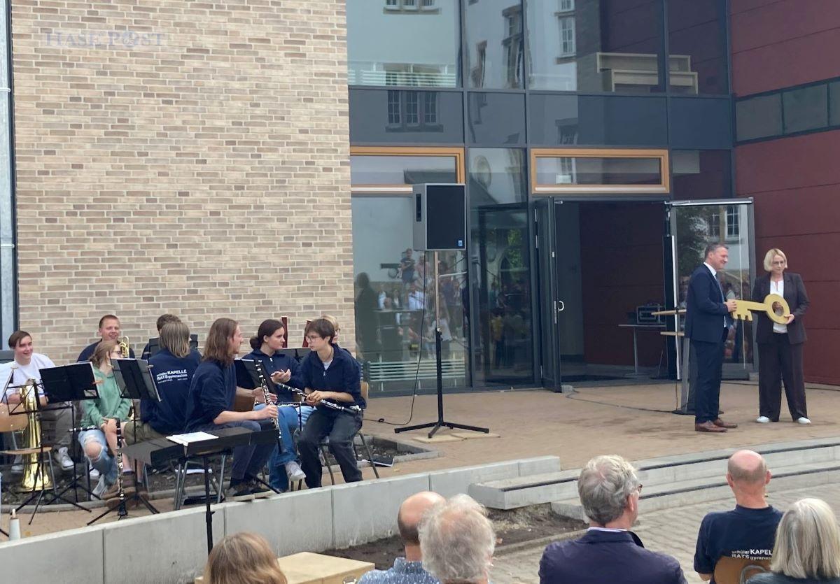Oberbürgermeisterin Katharina Pötter übergibt Schulleiter Sebastian Bröcker den Schlüssel für das neue Schulgebäude. / Foto: Köster