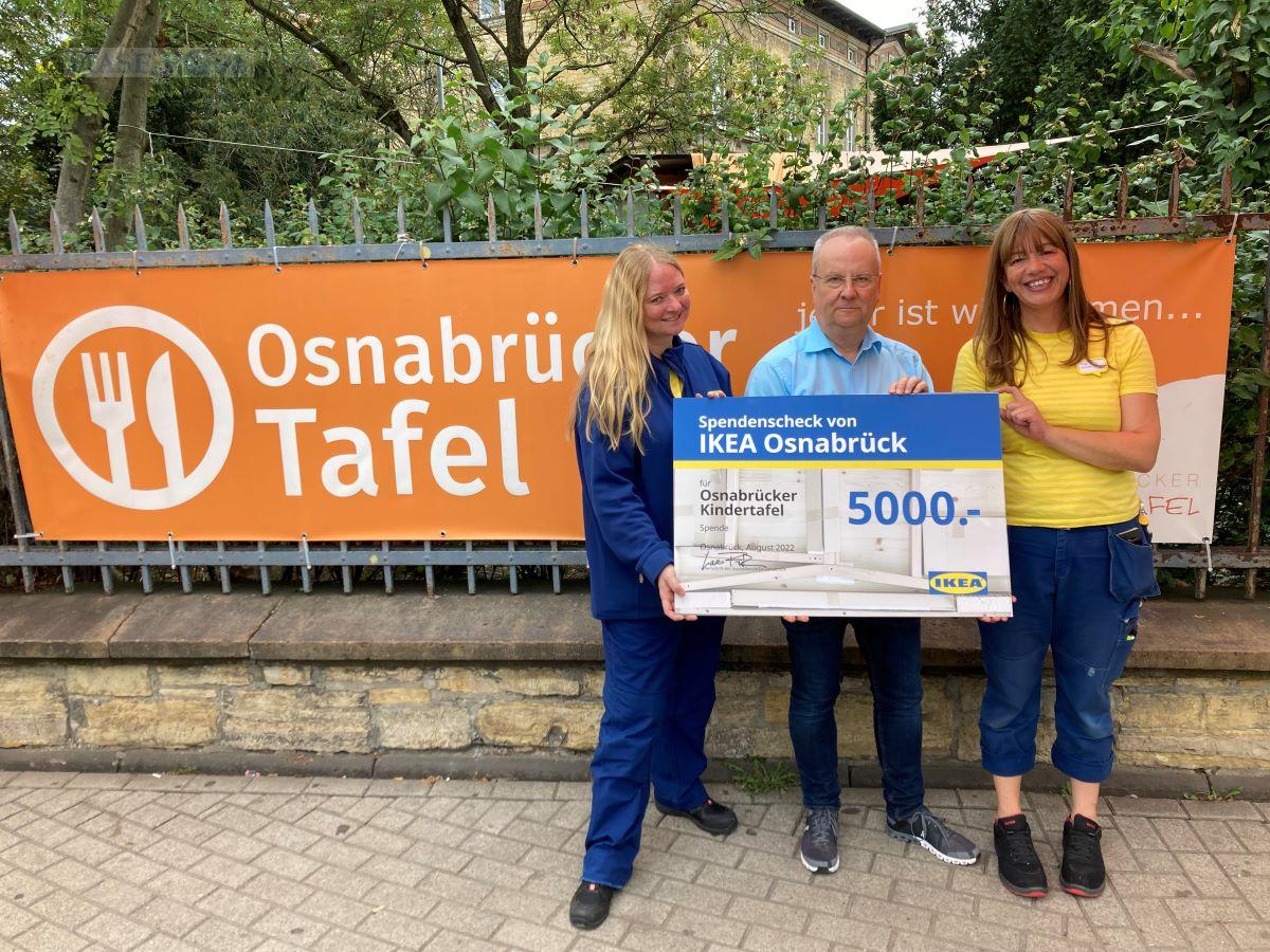 Scheckübergabe vor der Osnabrücker Tafel: (von links) Ikea Marketing Leiterin Katrin Meier, Tafelchef Hermann Große-Marke und Ikea Interior Designerin Inga Kompa. / Foto: Köster