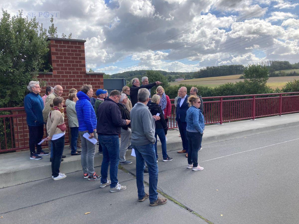 Ratsmitglied Thomas Niemann,0 Anwohnerinnen und Anwohner tragen Bundestagsabgeordnetem Dr. Mathias Middelberg ihre Sorgen und Bedenken bezüglich des Ausbaus der A 30 an. / Foto: Köster