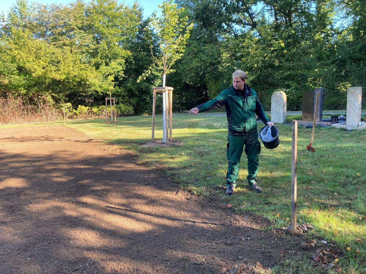 OSB-Gärtner Roben Tepe bei der Aussaat der Wildpflanzen auf dem Friedhof Sutthausen. /Foto: Köster