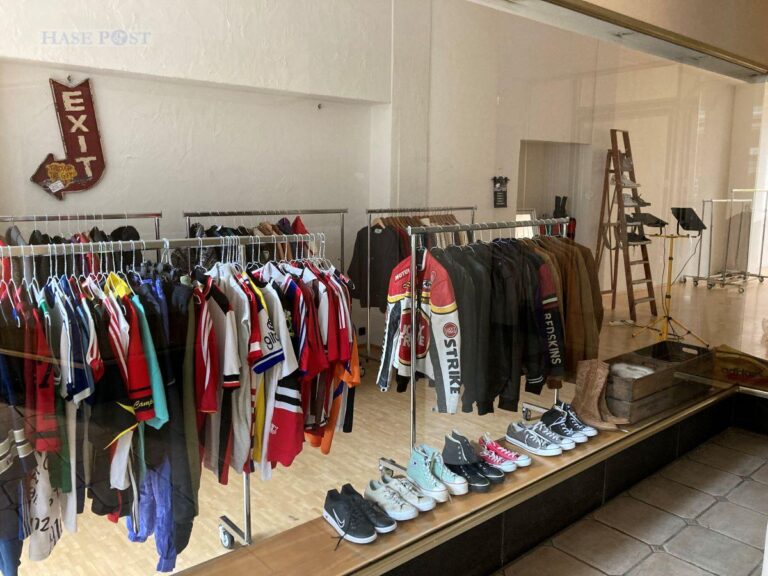 Schaufenster des Bullfrog-Vintage in der Krahnstraße 6 / Foto: Köster