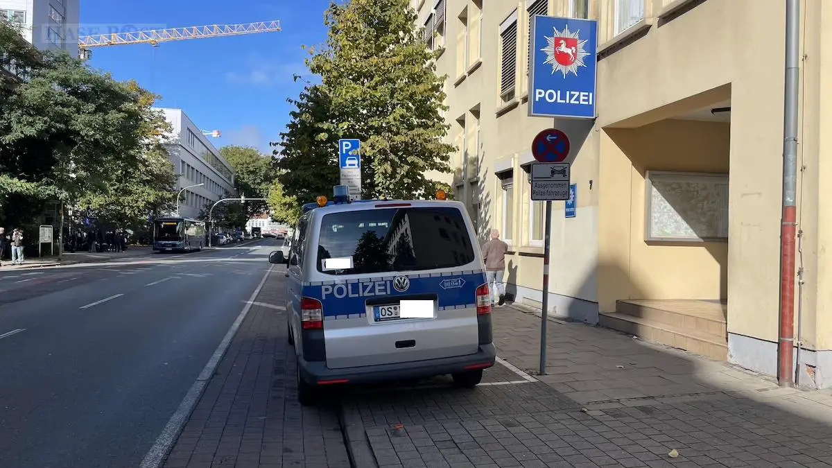 Fahrzeug der Osnabrücker Polizei blockiert den Radweg am Kollegienwall. / Foto: Privat