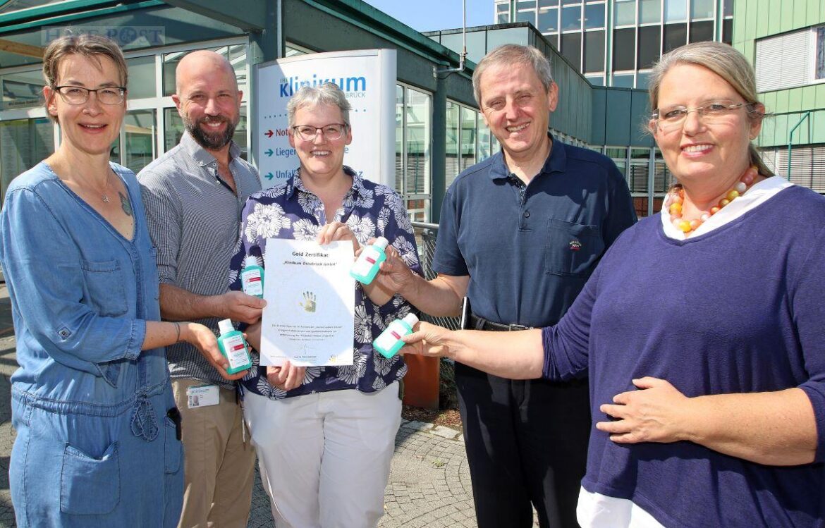 Stolz auf das Gold-Zertifikat der Aktion „Saubere Hände“: Hygiene-Team des Klinikums Osnabrück. /Foto: Klinikum Osnabrück