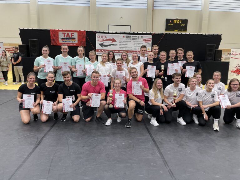 Die 19 Tänzerinnen und Tänzer der ADTV Tanzschule Albrecht freuen sich über ihren Erfolg. / Foto: Tanzschule Albrecht