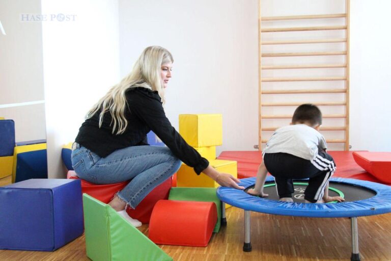 Studentin Luisa Niemöller fördert spielerisch die Sprache ihres vierjährigen Sprach-Balou-Kindes, indem sie mit ihm Spiele spielt und diese so gestaltet, dass der deutsche Wortschatz entwickelt wird / Foto: Hochschule Osnabrück