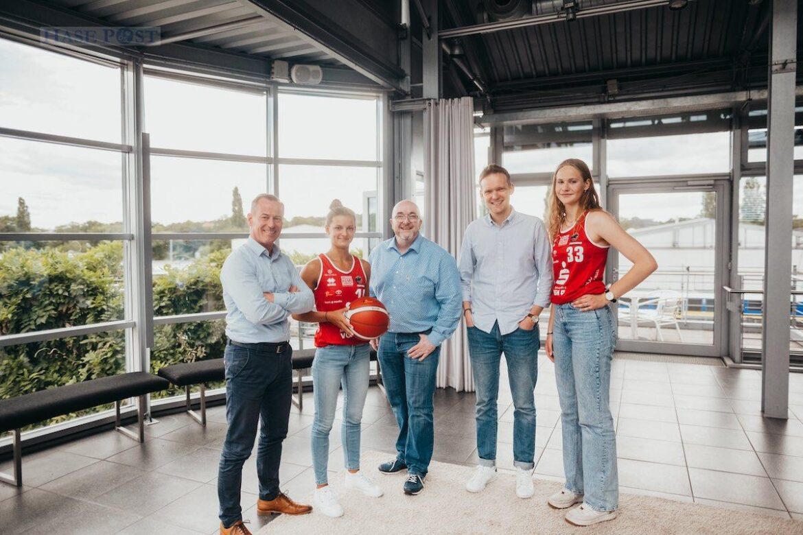 Besiegeln ihre Partnerschaft (von links) Frank Hölscher, Jenny Strozyk, Axel Voß, Ulf Masselink und Mona Landwehr. / Foto: pco