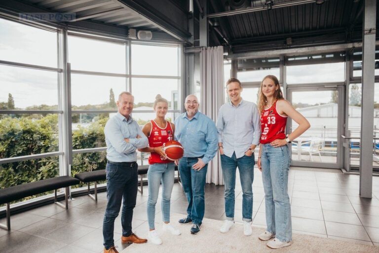 Besiegeln ihre Partnerschaft (von links) Frank Hölscher, Jenny Strozyk, Axel Voß, Ulf Masselink und Mona Landwehr. / Foto: pco