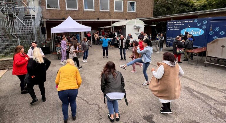 Beim Sommerfest wurde gemeinsam getanzt, gelacht und gegessen. / Foto: Sicherheitsdienst Tellkamp