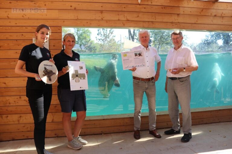 Katja Lammers (Wissenschaftliche Assistentin) und Karolin Hunold (Zoopädagogin) stellten Antonius Fahnemann und Franz-Josef Hillebrandt von der Haarmann-Stiftung die pädagogischen Lernspiele vor, die Dank der Förderung umgesetzt werden konnten. / Foto: Zoo Osnabrück / Hanna Räckers