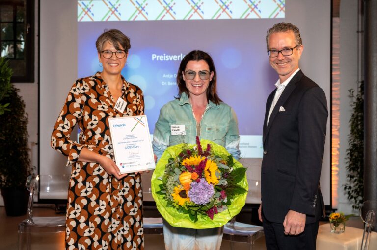 Simone Brüggemann (Mitbegründerin) und Martina Schulte (Projektleiterin) bekamen von Staatssekretär Berend Lindner die Urkunde überreicht. / Foto: Wirtschaftsministerium Niedersachsen