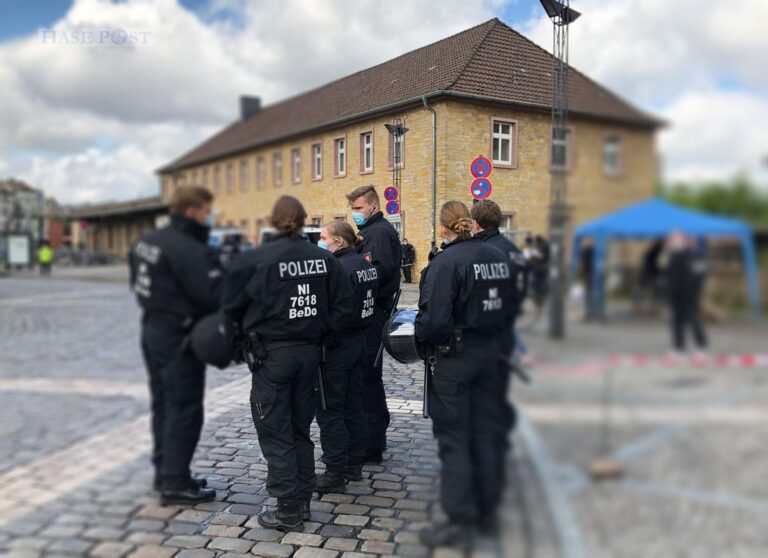 Symbolbild: Demonstration vor dem Osnabrücker Hauptbahnhof
