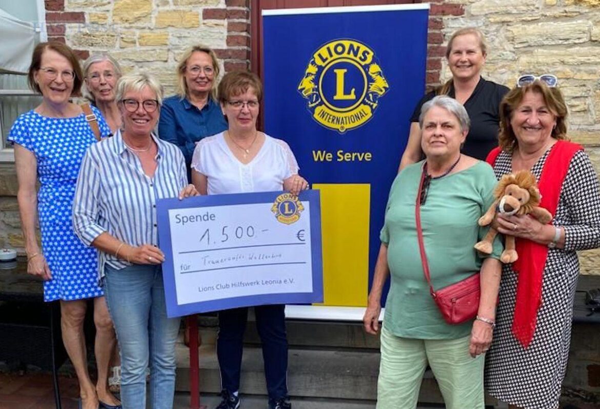 (vorne von links) Die ehrenamtlichen Helferinnen Rita Stolte, Brigitte Teepe und Laure Meierrose mit (hinten) den Lions-Mitgliedern Elisabeth Burmann, Christel Reichert, Monika Rasch, Susanne Witzger sowie Doris van Roye. / Foto: Lions Club
