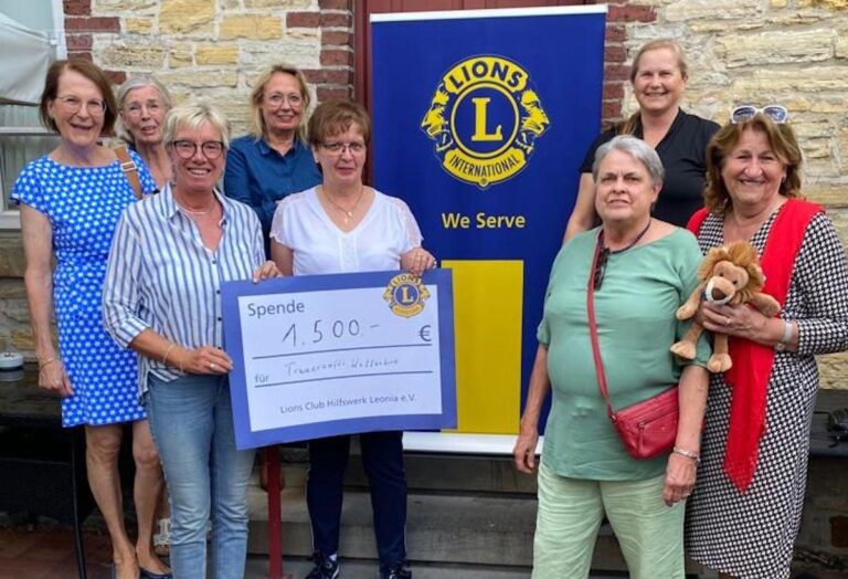 (vorne von links) Die ehrenamtlichen Helferinnen Rita Stolte, Brigitte Teepe und Laure Meierrose mit (hinten) den Lions-Mitgliedern Elisabeth Burmann, Christel Reichert, Monika Rasch, Susanne Witzger sowie Doris van Roye. / Foto: Lions Club