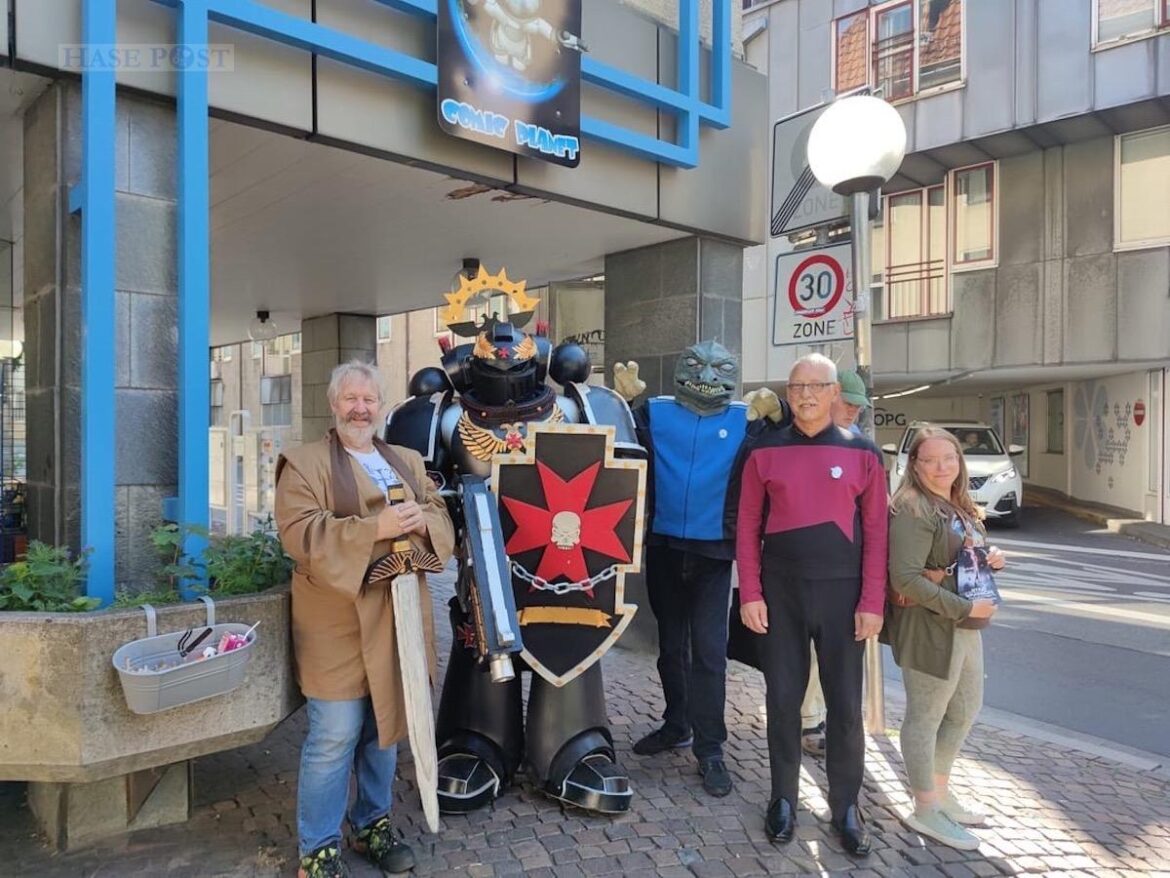 Uwe M., Benjamin C., Jonathan L., Bert H. und Kathrin H. bei der Promotion bei Comic Planet Osnabrück. / Foto: Star Warrior e. V.