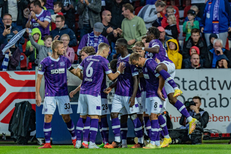 Ba-Muaka Simakala (VfL Osnabrück, 11) jubelt mit seinem Kollegen über sein Tor zum 1:0 / Imago / Eibner