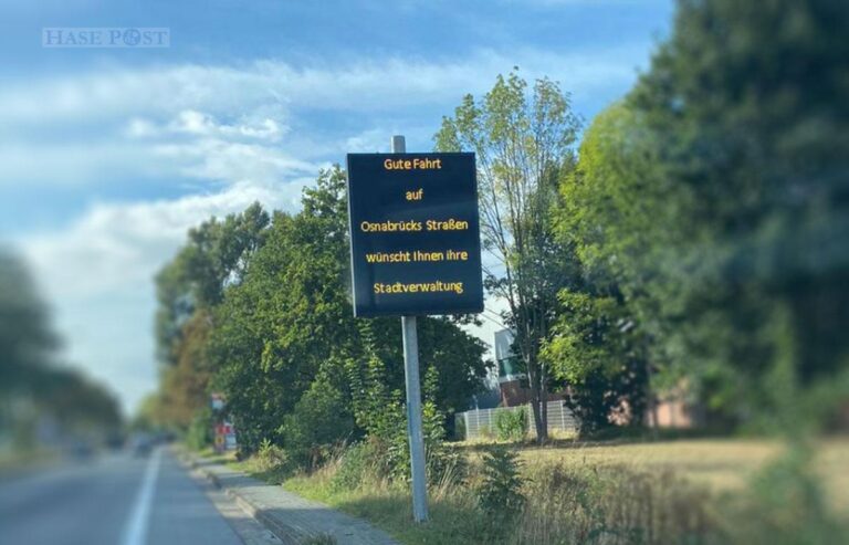 Eines der digitalen Verkehrsschilder steht an der Hannoverschen Straße im Stadtteil Voxtrup. / Foto: privat