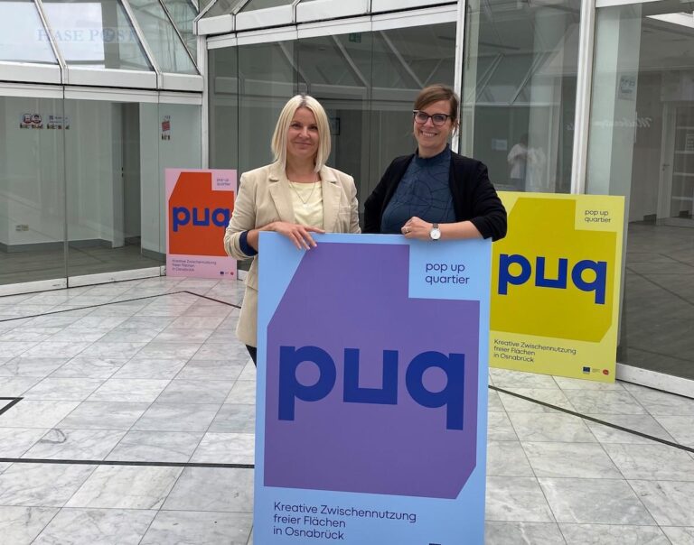 Julia Determann (links) und Ruth Hethey freuen sich über die neuen Möglichkeiten in der Theaterpassage. / Foto: Krämer