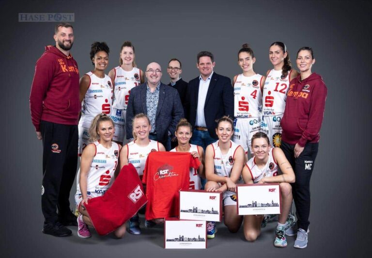 Die RST Rabe-System-Technik und Vertriebs-GmbH überreicht den Panthers Geschenkboxen zum Saisonstart. In der Bildmitte: Jan Christoph Rabe und Moritz Jacobsen von RST sowie Axel Voss von team4media / Foto: Clean Fotostudio