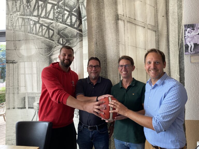 (von links) Trainer Sasa Cuic mit Andreas Berning (Geschäftsführer Spiegelburg Interieur GmbH), Stefan Spiegelburg (Geschäftsführer Spiegelburg Interieur GmbH) und Sascha Bartsch (Geschäftsführer OSC) / Foto: OSC