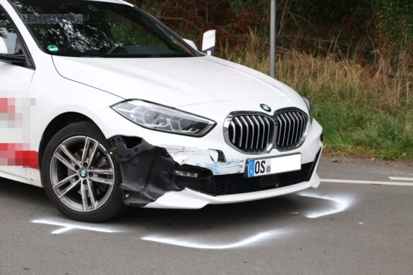 Schwere Verletzungen – PKW mit Motorrad an Kreuzung zusammengestoßen