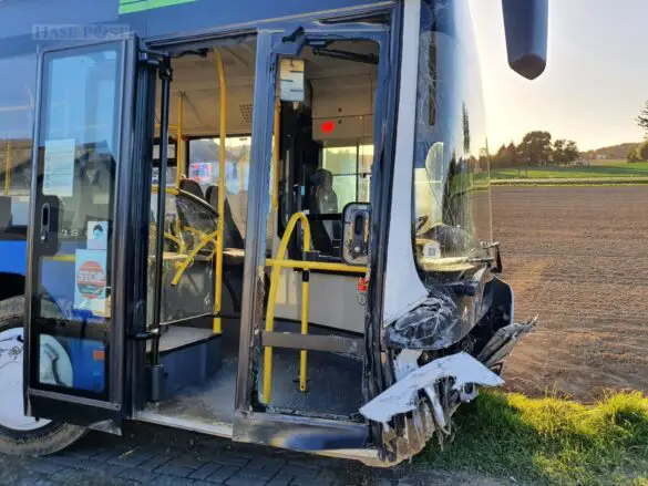 12 Verletzte bei Unfall mit PKW und Bus, eine Person in Lebensgefahr