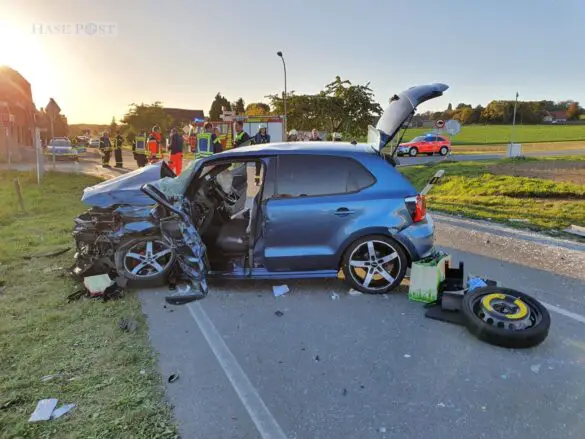 12 Verletzte bei Unfall mit PKW und Bus, eine Person in Lebensgefahr