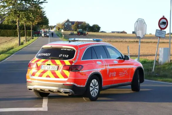12 Verletzte bei Unfall mit PKW und Bus, eine Person in Lebensgefahr