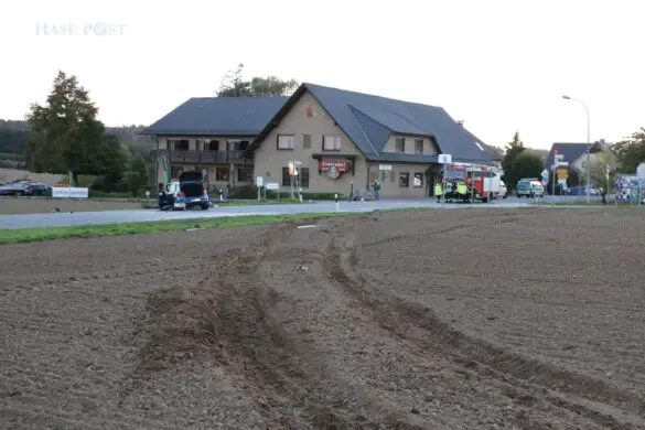 12 Verletzte bei Unfall mit PKW und Bus, eine Person in Lebensgefahr