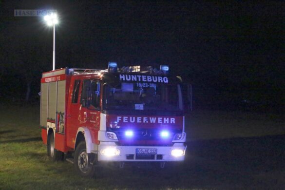 PKW prallt in Bohmte gegen Baum und kippt um, Fahrer wird schwer verletzt