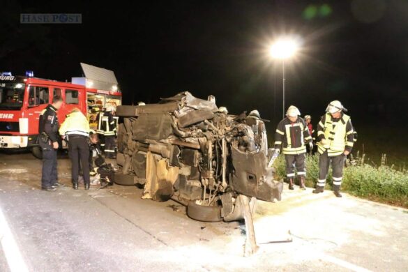 PKW prallt in Bohmte gegen Baum und kippt um, Fahrer wird schwer verletzt
