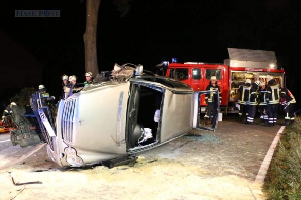 PKW prallt in Bohmte gegen Baum und kippt um, Fahrer wird schwer verletzt