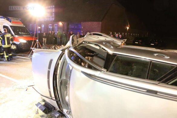 PKW prallt in Bohmte gegen Baum und kippt um, Fahrer wird schwer verletzt