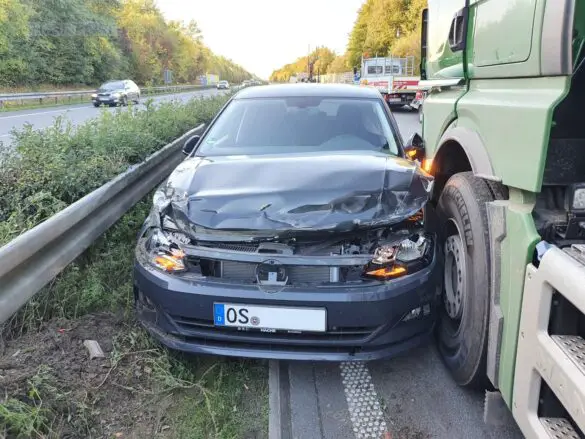 PKW und LKW kollidieren auf Autobahn A33 an Baustelle