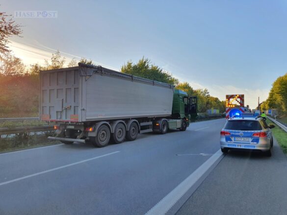 PKW und LKW kollidieren auf Autobahn A33 an Baustelle
