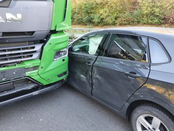 PKW und LKW kollidieren auf Autobahn A33 an Baustelle