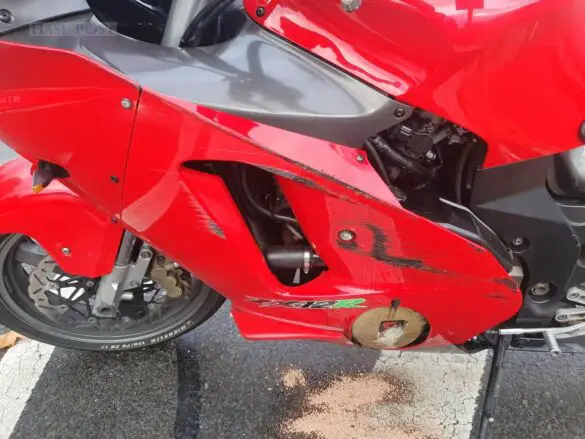 Motorradfahrer stürzt und verletzt sich schwer – PKW gesucht