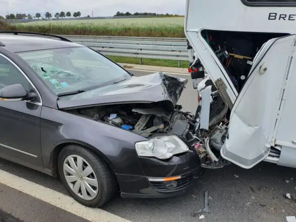 Nach PKW-Panne: Auto kracht in Wohnwagen auf der B51/B65 bei Belm
