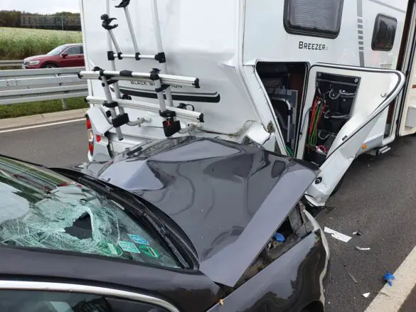 Nach PKW-Panne: Auto kracht in Wohnwagen auf der B51/B65 bei Belm