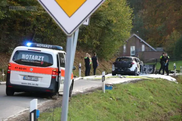 Schlimmer Unfall in Bissendorf: Motorradfahrer stirbt bei Zusammenstoß mit Auto, Fahrzeuge gehen in Flammen auf Schlimmer Unfall in Bissendorf: Motorradfahrer stirbt bei Zusammenstoß mit Auto, Fahrzeuge gehen in Flammen auf